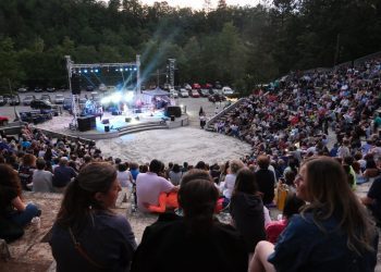 Δήμος Γρεβενών: «Μάγεψε» η Μαρία Παπαγεωργίου στο κατάμεστο Υπαίθριο Θέατρο – Συναυλία ορόσημο της κορυφαίας ερμηνεύτριας (Βίντεο+Φωτογραφίες)
