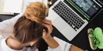 Η «σιωπηρή παραίτηση» και η Ελλάδα