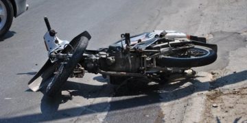 Τροχαίο σημειώθηκε επί της οδού Κ. Ταλιαδούρη και Δημοσθένους μεταξύ ενός ΙΧ και μιάς μοτοσικλέτας
