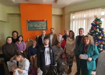 Στα πλαίσια των  Χριστουγέννων και του Νέου Έτους, οι Αστυνομικές Υπηρεσίες της Δυτικής Μακεδονίας συγκέντρωσαν εθελοντικά διάφορα είδη,τα οποία προσφέρθηκαν σε ιδρύματα και φορείς.
