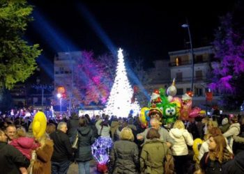 Δήμος Γρεβενών: Παιδιά και Δήμαρχος έδωσαν το σύνθημα για το άναμμα του Χριστουγεννιάτικου Δέντρου (Φωτογραφίες+Βίντεο)