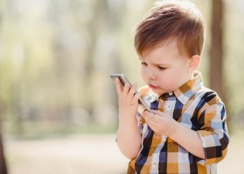 Παιδί και κινητό: Ποιο είναι το πραγματικό πρόβλημα;