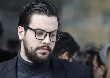 Αρραβωνιάστηκε ο Μάνος Δασκαλάκης με τη νέα του σύντροφο – Την ξέρει η Ρούλα Πισπιρίγκου