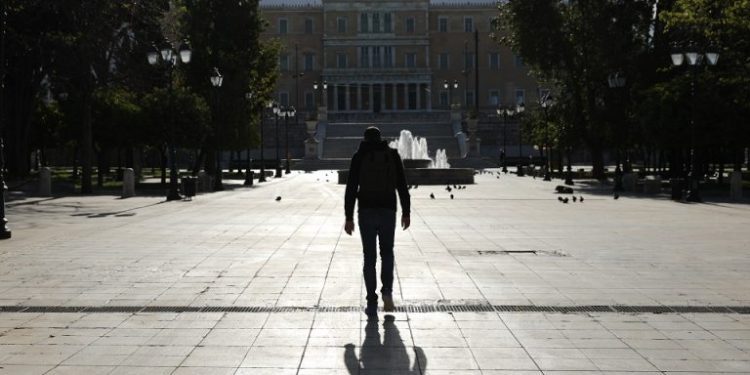 Ευρωβαρόμετρο: Kαθολική η ανησυχία των Ελλήνων για το κόστος ζωής