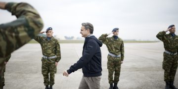 Ο Πρωθυπουργός Κυριάκος Μητσοτάκης επισκέφθηκε το πρωί την 110 Πτέρυγα Μάχης στην Αεροπορική Βάση Λάρισας (Φωτογραφίες)