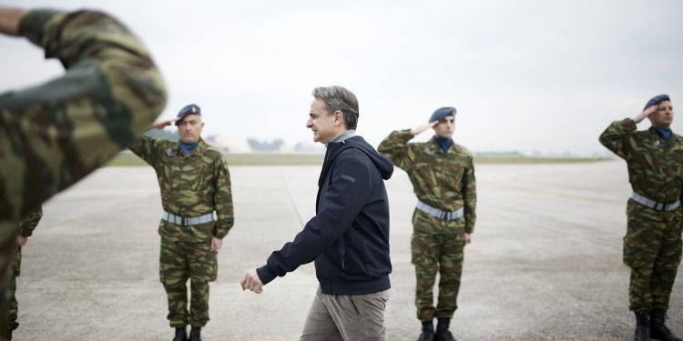 Ο Πρωθυπουργός Κυριάκος Μητσοτάκης επισκέφθηκε το πρωί την 110 Πτέρυγα Μάχης στην Αεροπορική Βάση Λάρισας (Φωτογραφίες)