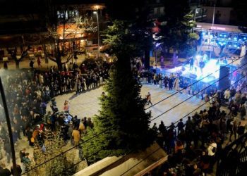 Αποκριά στα Γρεβενά: «Πλημμύρισε» Πόντο η κεντρική Πλατεία Αιμιλιανού (Βίντεο+Φωτογραφίες)