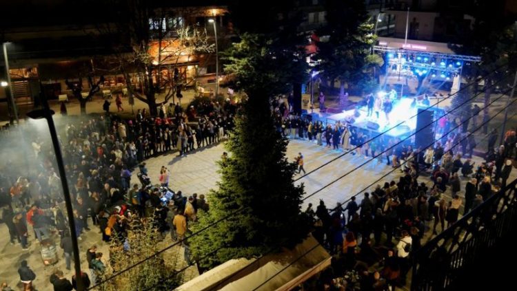 Αποκριά στα Γρεβενά: «Πλημμύρισε» Πόντο η κεντρική Πλατεία Αιμιλιανού (Βίντεο+Φωτογραφίες)