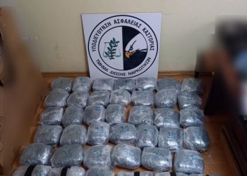 Συνελήφθησαν -2- ημεδαποί σε περιοχή της Κοζάνης για διακίνηση μεγάλης ποσότητας ακατέργαστης κάνναβης, βάρους 42 κιλών και 710 γραμμαρίων, από αστυνομικούς της Διεύθυνσης Αστυνομίας Καστοριάς