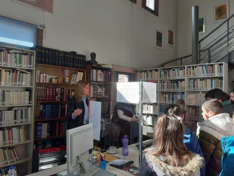 Εξερευνώντας και ανακαλύπτοντας το μαγικό κόσμο της βιβλιοθήκης και τους βιβλιοθησαυρούς της