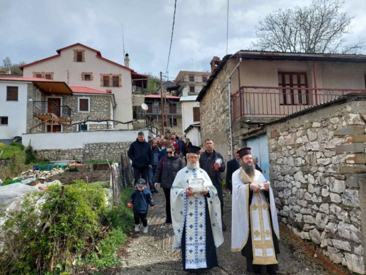 Θεία Λειτουργία και περιφορά των Αγίων Εικόνων στο Σπήλαιο Γρεβενών