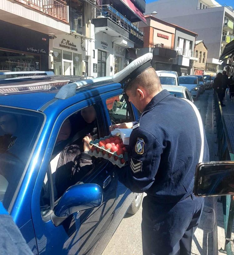 Διανομή Ενημερωτικών φυλλαδίων ενόψει εορτών του Πάσχα από αστυνομικούς του Τμήματος Τροχαίας Κοζάνης