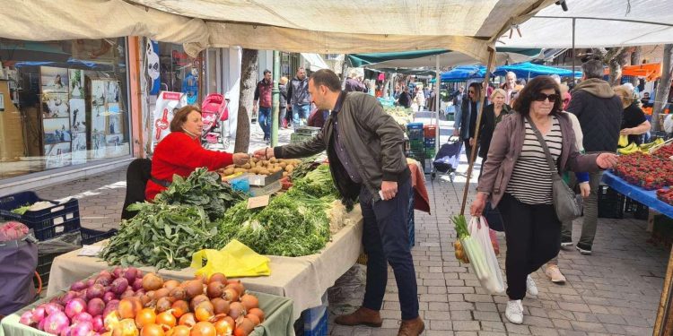 Επαφές και συναντήσεις σήμερα Μεγάλη Πέμπτη με εκθέτες και πολίτες στη λαϊκή αγορά των Γρεβενών πραγματοποίησε ο υποψήφιος βουλευτής με το ΠΑΣΟΚ -ΚΙΝΑΛ Ιωάννης Στούπας