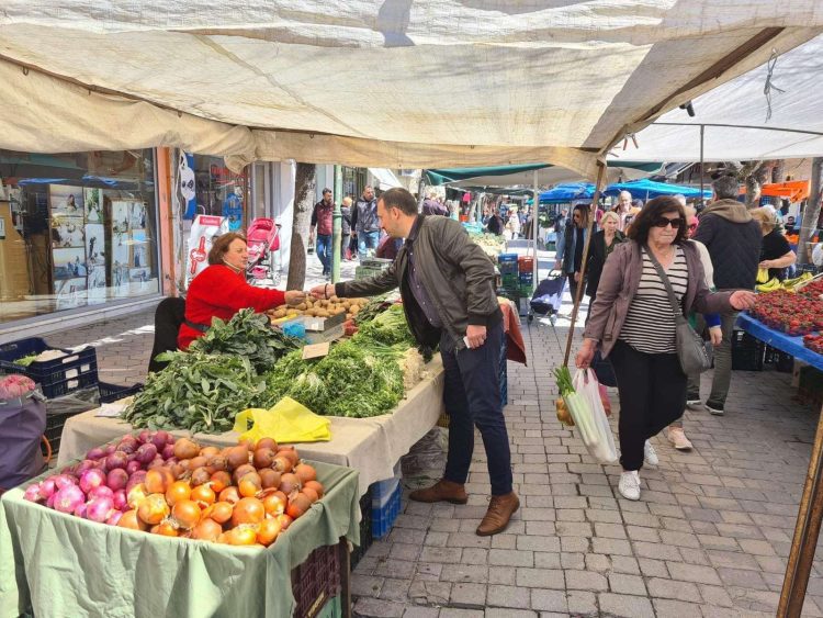 Επαφές και συναντήσεις σήμερα Μεγάλη Πέμπτη με εκθέτες και πολίτες στη λαϊκή αγορά των Γρεβενών πραγματοποίησε ο υποψήφιος βουλευτής με το ΠΑΣΟΚ -ΚΙΝΑΛ Ιωάννης Στούπας