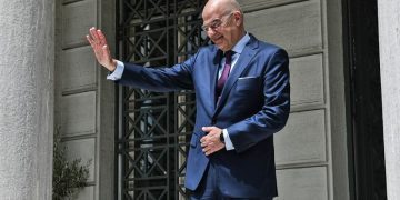 Εκτός «γραμμής» ο Δένδιας για τα περί 180 βουλευτών