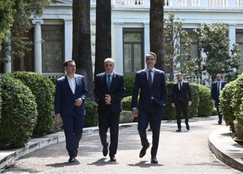 Το παρασκήνιο του συμβουλίου αρχηγών – Το «πηγαδάκι» Μητσοτάκη, Τσίπρα, Βελόπουλου