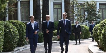 Το παρασκήνιο του συμβουλίου αρχηγών – Το «πηγαδάκι» Μητσοτάκη, Τσίπρα, Βελόπουλου