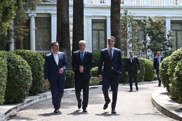 Το παρασκήνιο του συμβουλίου αρχηγών – Το «πηγαδάκι» Μητσοτάκη, Τσίπρα, Βελόπουλου