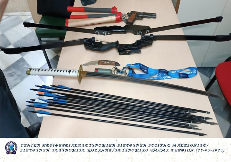 Συνελήφθη άμεσα ο 49χρονος ο οποίος επιτέθηκε με ξίφος, τόξο και βέλη σε βάρος 52χρονου ημεδαπού και αστυνομικών