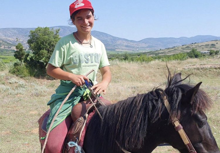 Viral 21χρονη από τη Λάρισα: Καβαλάει άλογα και βόσκει τα 600 πρόβατά της - ΒΙΝΤΕΟ