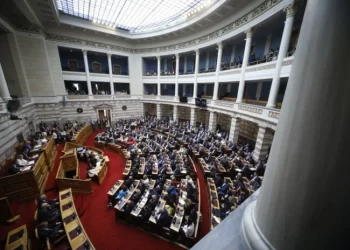 Δημοσκοπήσεις: Απειλείται το ρεκόρ της 8 κομματικής Βουλής του 2015