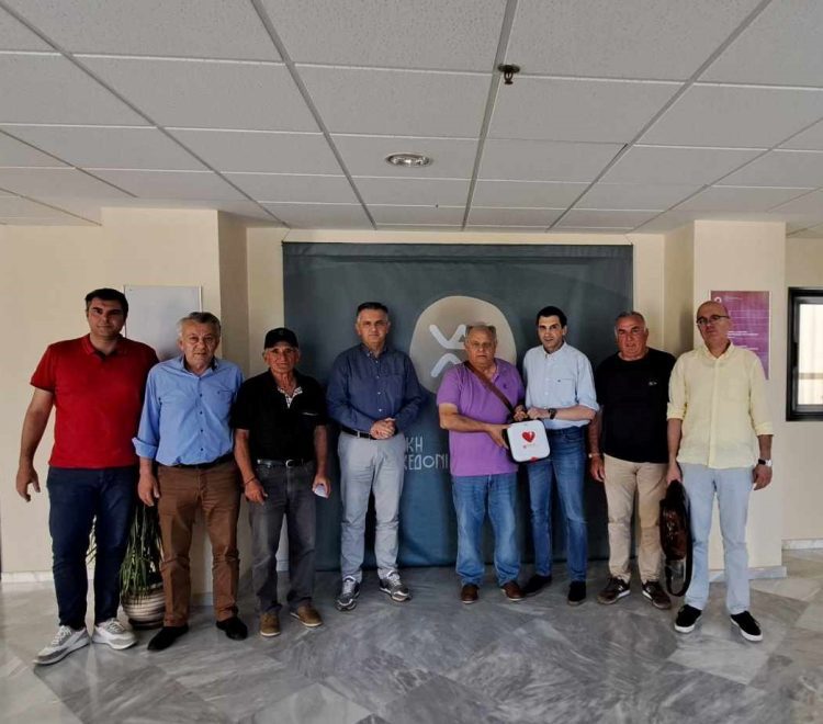 Παράδοση τριών απινιδωτών από τον Γ. Κασαπίδη με στόχο τη στήριξη της υγείας και της πρόληψης