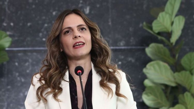 Η Έφη Αχτσιόγλου ανακοίνωσε την υποψηφιότητά της για την προεδρία του ΣΥΡΙΖΑ