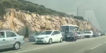 Βίντεο: Τρομακτική κίνηση στην Αθηνών-Σουνίου προς Παλαιά Φώκαια μετά το 112 για εκκένωση