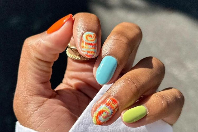 #ManiMonday: 5 μανικιούρ που θα σε βάλουν σε mood διακοπών
