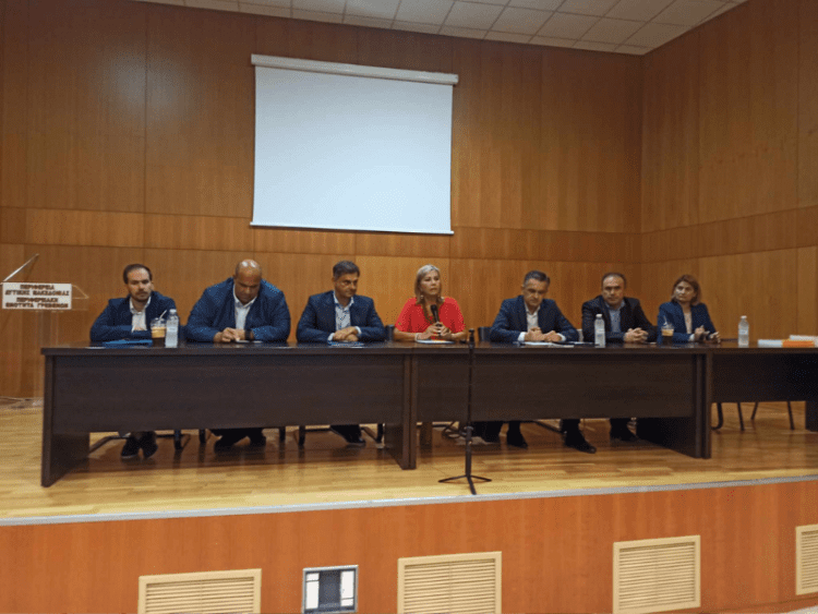 Χάρης Θεοχάρης και Ζέττα Μακρή σε ανοιχτή συζήτηση, αντιμέτωποι με στελέχη και πολίτες των Γρεβενών