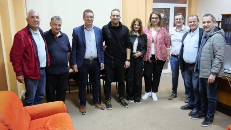 «ΓΡΕΒΕΝΑ ΔΥΝΑΤΑ ΜΠΡΟΣΤΑ»: Ο Υποψήφιος Δήμαρχος Γρεβενών Χρήστος Τριγώνης στον Εμπορικό Σύλλογο και σε επιχειρήσεις (Φωτογραφίες)