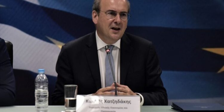 Χατζηδάκης: Για όλους τους ελεύθερους επαγγελματίες η μείωση 50% στο τέλος επιτηδεύματος