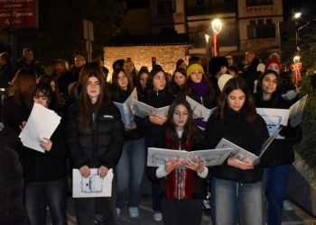Η μαγεία των Χριστουγέννων ξεκίνησε στον Δήμο Καστοριάς με τη λαμπερή εκδήλωση φωταγώγησης του Χριστουγεννιάτικου Δέντρου στην πλατεία Ομονοίας