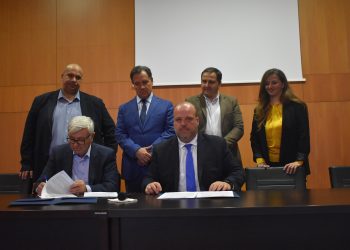 Υπογραφή σύμβασης για την ολοκλήρωση 80 εργατικών κατοικιών στα Γρεβενά, παρουσία του Υπουργού Εργασίας και Κοινωνικής Ασφάλισης Άδωνι Γεωργιάδη