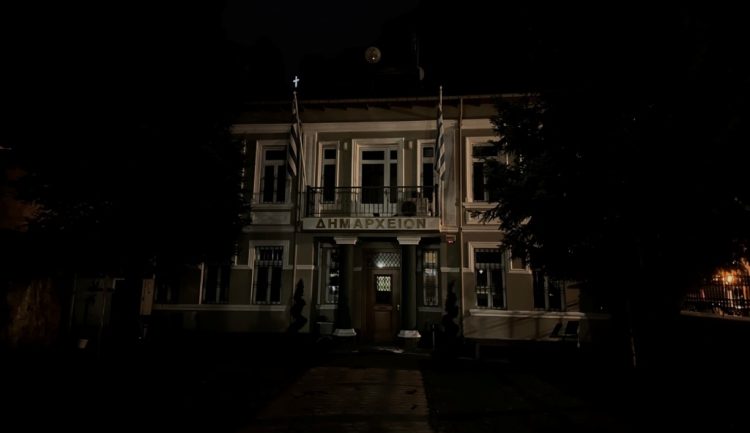Σβηστά τα φώτα του Δημαρχείου Φλώρινας στη μνήμη των θυμάτων των Τεμπών