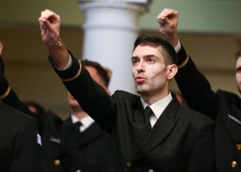 Ο Μίλτος Τεντόγλου μαζί με Πετρούνια, Ντούσκο και τους παίκτες της εθνικής πόλο ορκίστηκαν έφεδροι αξιωματικοί
