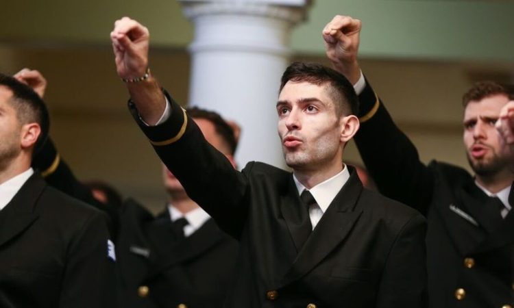 Ο Μίλτος Τεντόγλου μαζί με Πετρούνια, Ντούσκο και τους παίκτες της εθνικής πόλο ορκίστηκαν έφεδροι αξιωματικοί