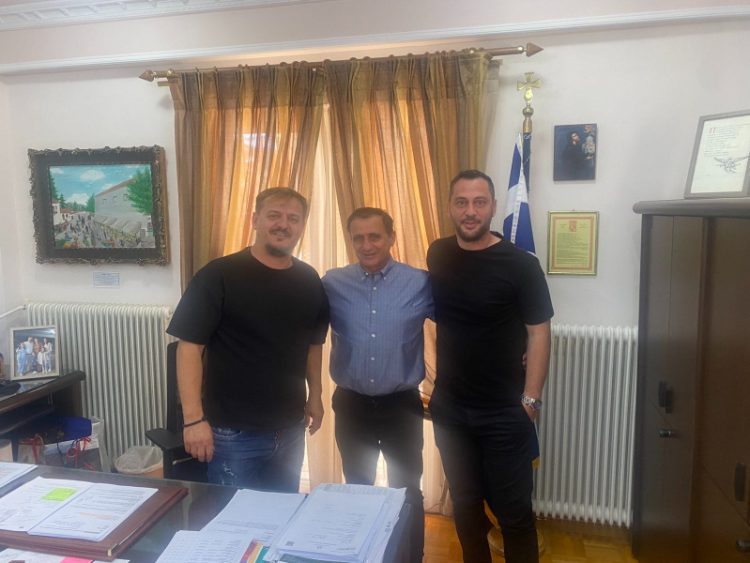 Επίσκεψη του παλαίμαχου ποδοσφαιριστή του ΠΑΟΚ Αλεξανδρίδης Κυριάκος στον Δήμαρχο Δεσκάτης κ. Κόττα Δημήτριο