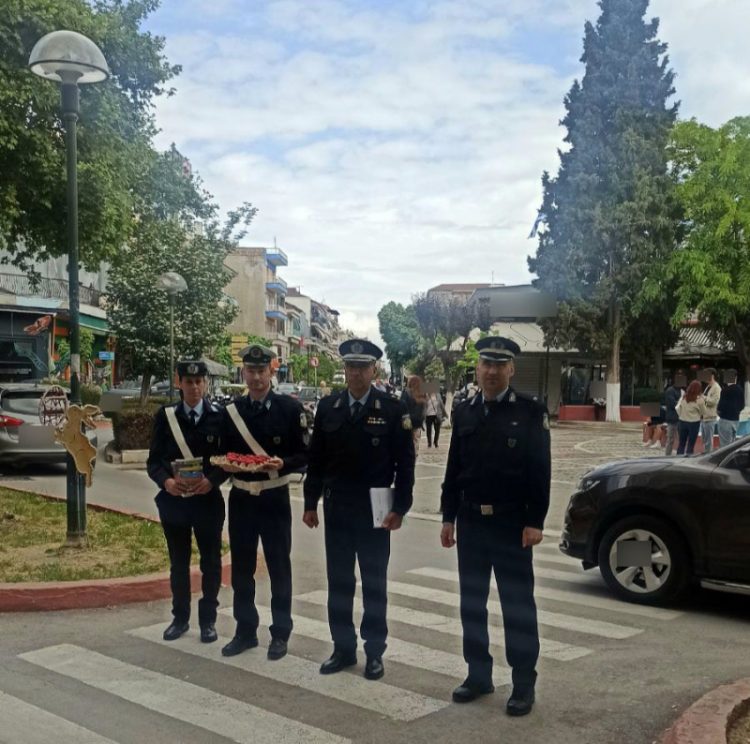 Ενόψει της εορτής του Πάσχα, διανεμήθηκαν ενημερωτικά φυλλάδια από τα Τμήματα Τροχαίας Κοζάνης και Εορδαίας, σε διερχόμενους πεζούς και οδηγούς οχημάτων