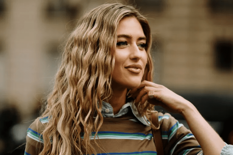 Wavy Hair: Πώς θα πετύχετε ένα φυσικό κυματιστό look στα μαλλιά σας