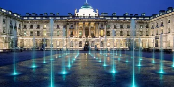 Η ιστορία του εμβληματικού κτιρίου του Somerset House που έχει παραδοθεί στις φλόγες