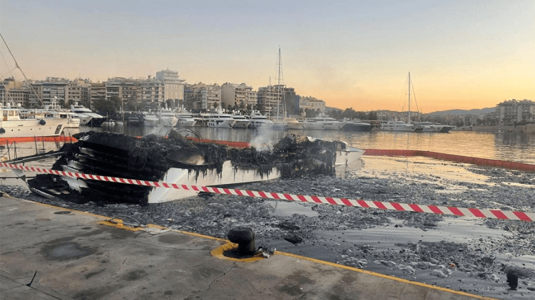 Βυθίζονται τα τρία σκάφη που κάηκαν στη Μαρίνα Ζέας