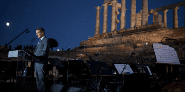 Εγκαίνια νέου φωτισμού στο ναό του Ποσειδώνα, στο ακρωτήρι του Σουνίου από τον Κυριάκο Μητσοτάκη