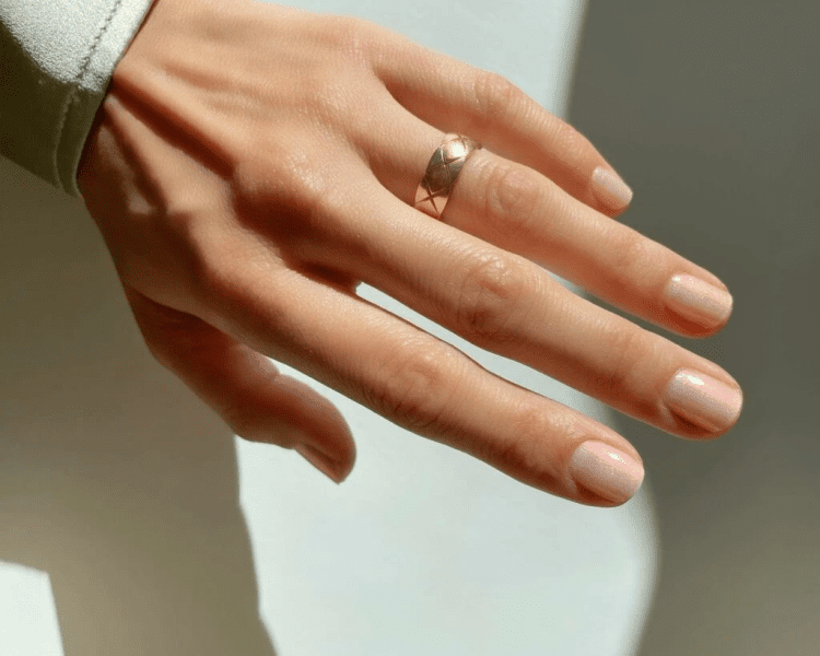 4+1 nail art σχέδια σε nude τόνους που δεν είναι καθόλου βαρετά
