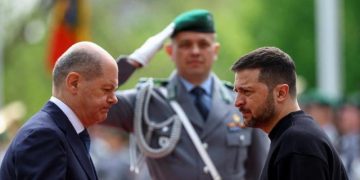 Να σταματήσει τον πόλεμο Ρωσίας – Ουκρανίας επιδιώκει τώρα η Γερμανία – Το Βερολίνο καταρτίζει σχέδιο ειρήνευσης και προτείνει την ταυτόχρονη συμμετοχή Κιέβου και Μόσχας στις συνομιλίες