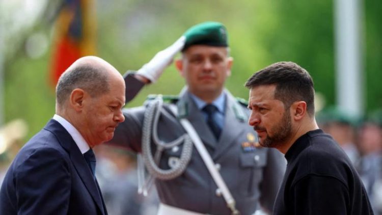 Να σταματήσει τον πόλεμο Ρωσίας – Ουκρανίας επιδιώκει τώρα η Γερμανία – Το Βερολίνο καταρτίζει σχέδιο ειρήνευσης και προτείνει την ταυτόχρονη συμμετοχή Κιέβου και Μόσχας στις συνομιλίες