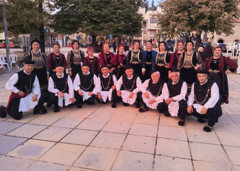 Το χορευτικο τμήμα του συλλόγου Γρεβενιωτων Κοζάνης στα ελευθέρια στην Ελασσόνα