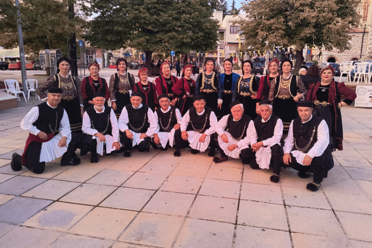 Το χορευτικο τμήμα του συλλόγου Γρεβενιωτων Κοζάνης στα ελευθέρια στην Ελασσόνα