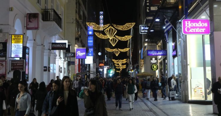 Ξεκινά το εορταστικό ωράριο – Όλες τις υπόλοιπες Κυριακές του μήνα ανοιχτά τα καταστήματα