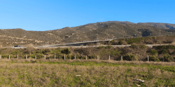 ΠΑΣΟΚ και ΣΥΡΙΖΑ ζητούν άμεση διερεύνηση για το ξήλωμα του έργου «58 καρφιά στα Τέμπη»